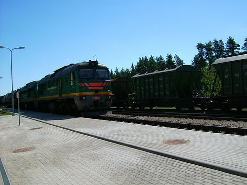 Vaizdas iš stoties - prasilenkia du traukiniai