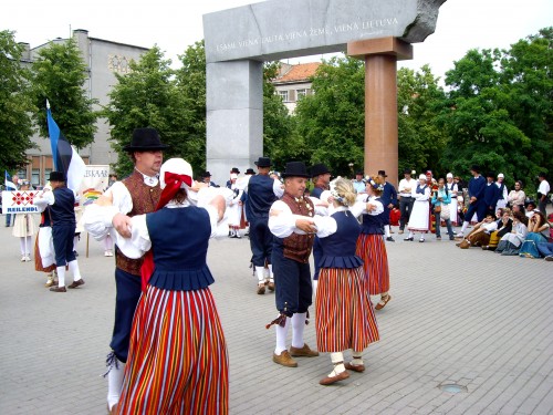 Paskui kažkaip sutapo, kad ir mini stotelėse visur sutikome Latvius ir Estus 